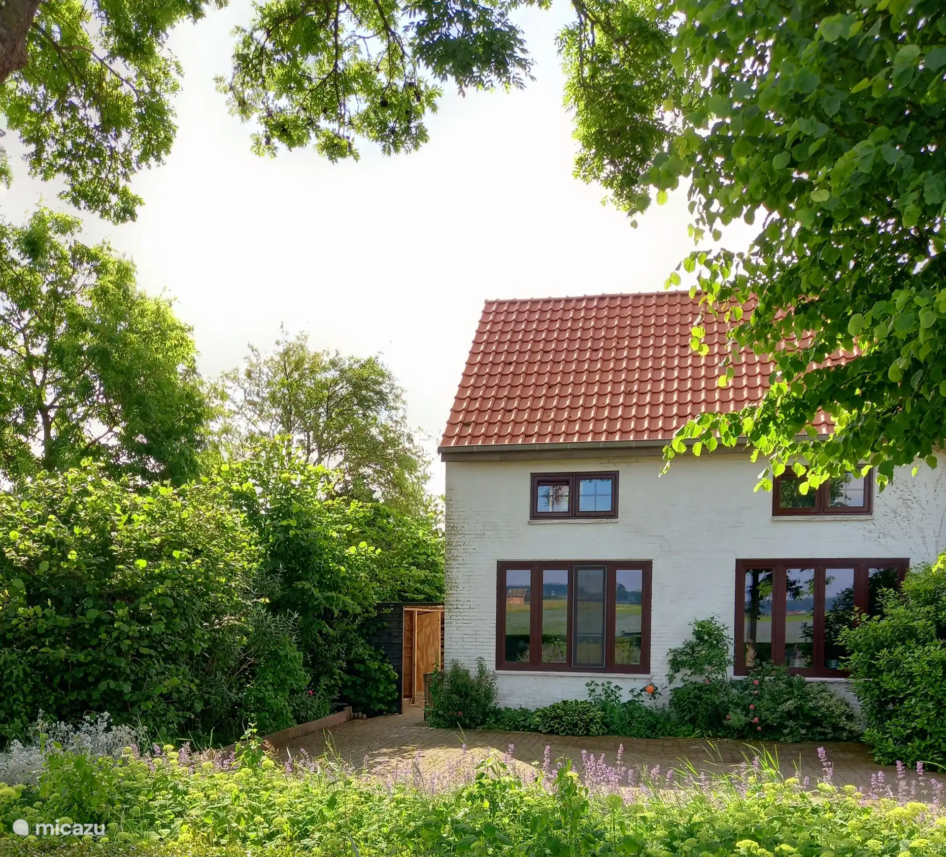 Vista frontal de la casa