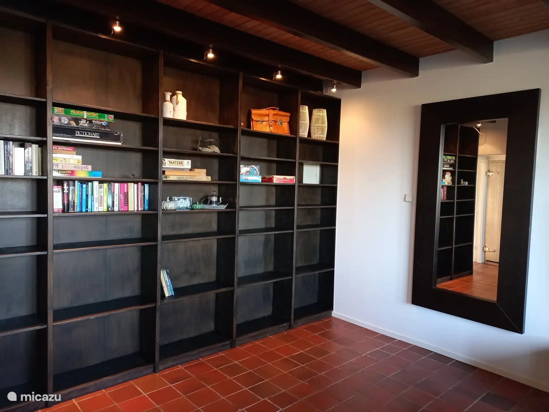 Librería en el salón