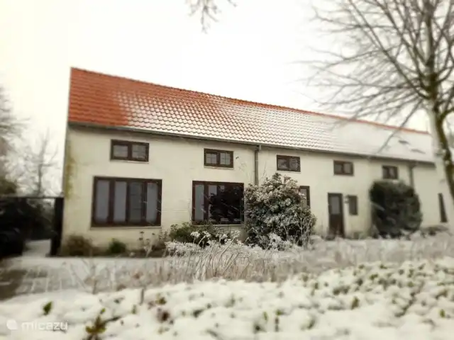 Casa de vacaciones 'La vieja escuela' en Países Bajos, Zelanda, IJzendijke - casa vacacional vista frontal de la casa en invierno