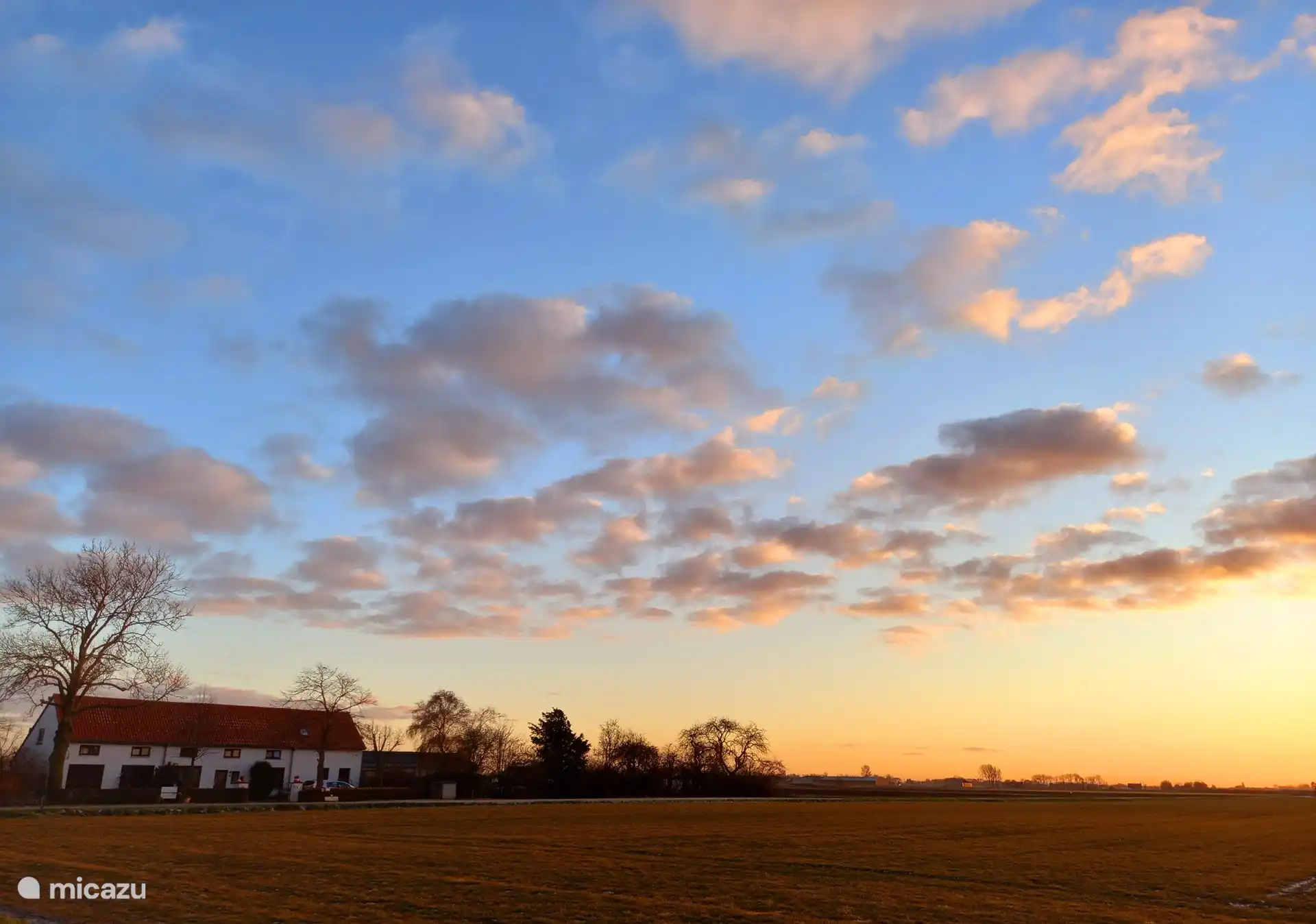 vista frontal de la casa al atardecer