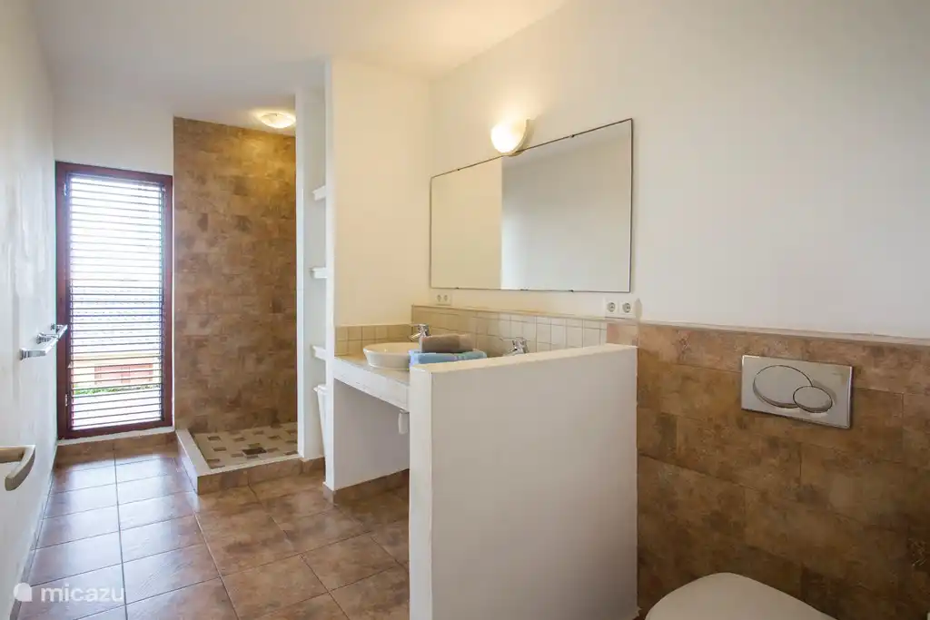 Deux salles de bain identiques.