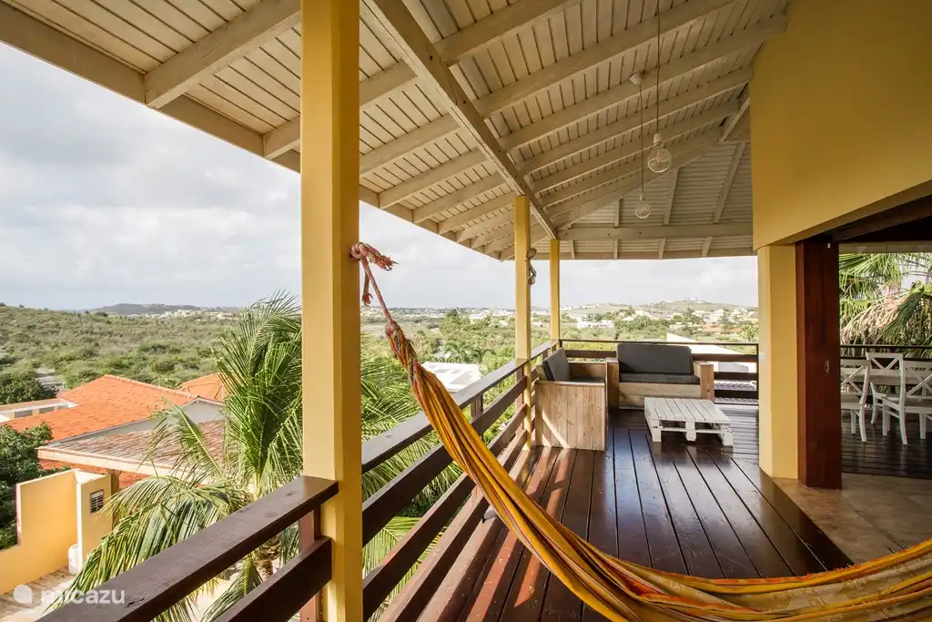 Porche avec coin salon et hamacs