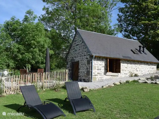 Maison QQ | France, Puy-de-Dôme, Gouttières - maison de vacances Pelouse avec de belles chaises longues