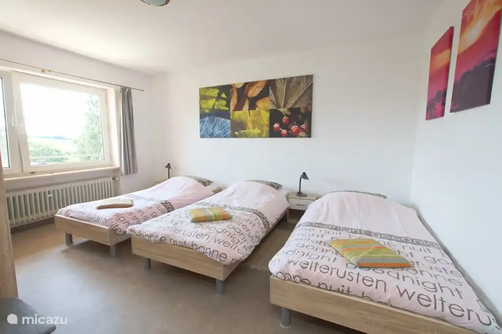 Dormitorio con 3 camas individuales