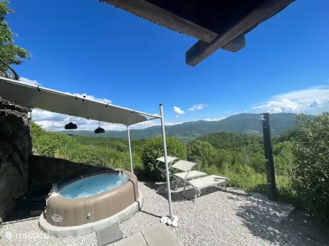 Studio Casetta dell'Angelo | Italie, Toscane, Castiglion Fiorentino - studio jardin devant le studio avec jacuzzi