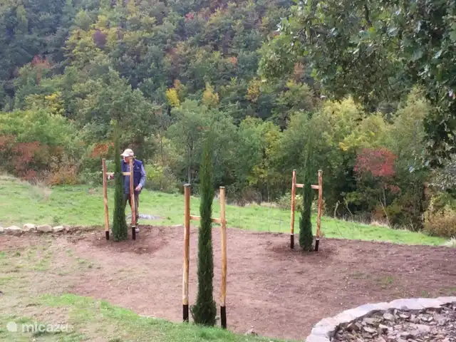 Studio Casetta dell'Angelo | Italie, Toscane, Castiglion Fiorentino - studio En septembre 2020, nous avons planté trois cyprès, en signe d'hospitalité.