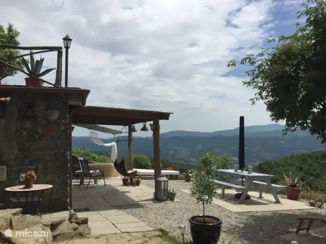 Studio Casetta dell'Angelo | Italie, Toscane, Castiglion Fiorentino - studio Vue d'ensemble du terrain devant le studio