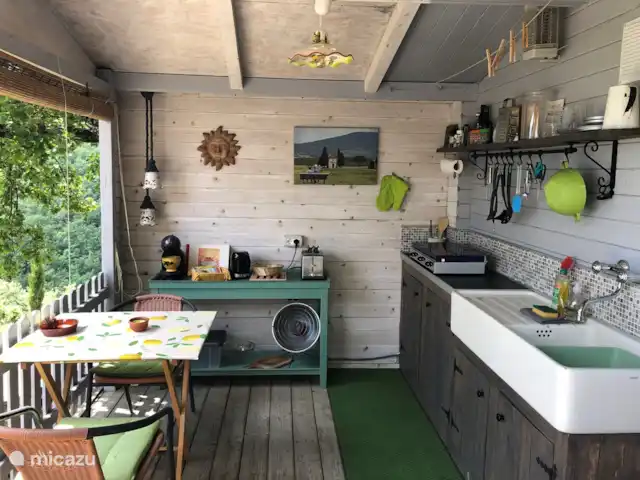 Studio Casetta dell'Angelo | Italie, Toscane, Castiglion Fiorentino - studio cuisine extérieure couverte, équipée de tout ce dont vous avez besoin dans la cuisine (machine à café Dolce Gusto ou Moka italienne (au gaz). Il y a aussi un barbecue Cadac au gaz, dont nos hôtes sont très satisfaits.