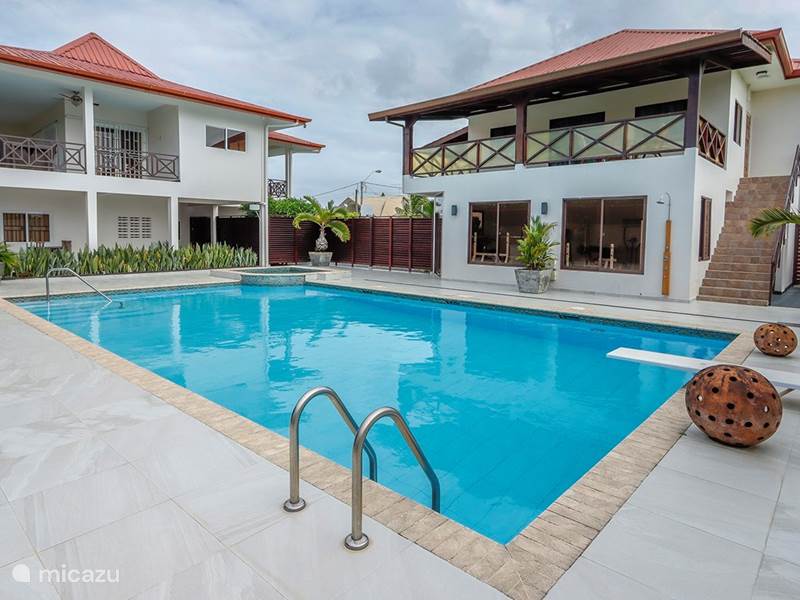 Vakantiehuis Suriname, Commewijne, Nieuw Amsterdam Villa Tropenvilla met zwembad en jacuzzi