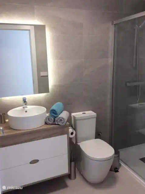 2 salles de bains identiques avec douche à l’italienne et sèche-cheveux, ainsi qu’un petit chauffage d’appoint pour l’hiver