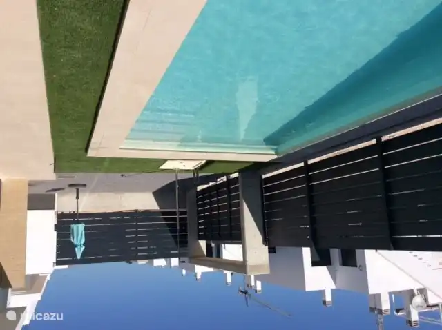 La piscine d’eau douce de 6m x 3m rien que pour vous. Autour du jardin, vous avez une intimité garantie à travers la clôture. Ainsi, votre voiture est en sécurité dans votre allée privée. Les portails peuvent être verrouillés.  et un espace de rangement supplémentaire sur le toit-terrasse pour les valises EV.