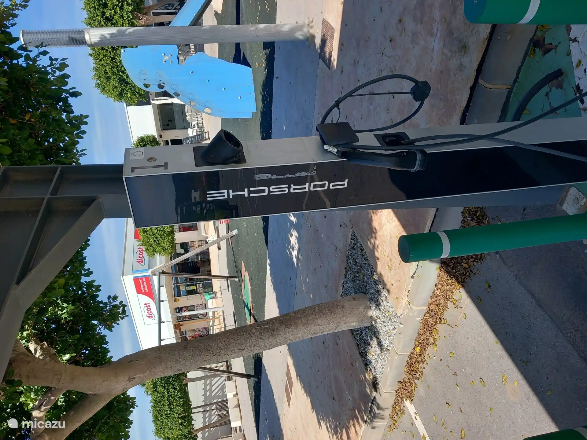 Borne de recharge sur le site de Vistabella, à distance de marche