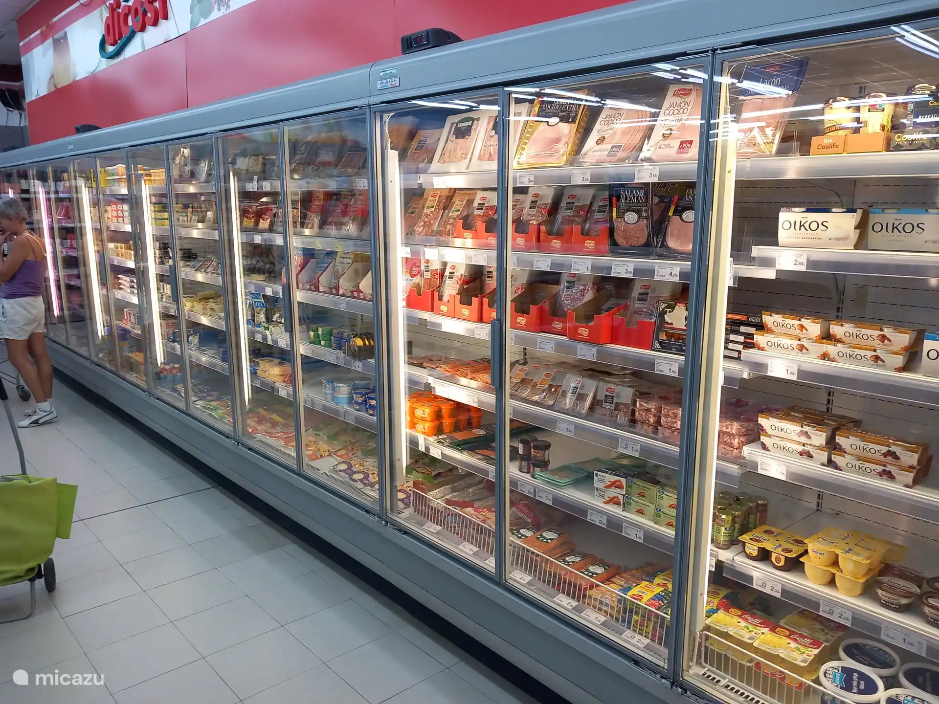 supermarché local à distance de marche, disons 250 m 