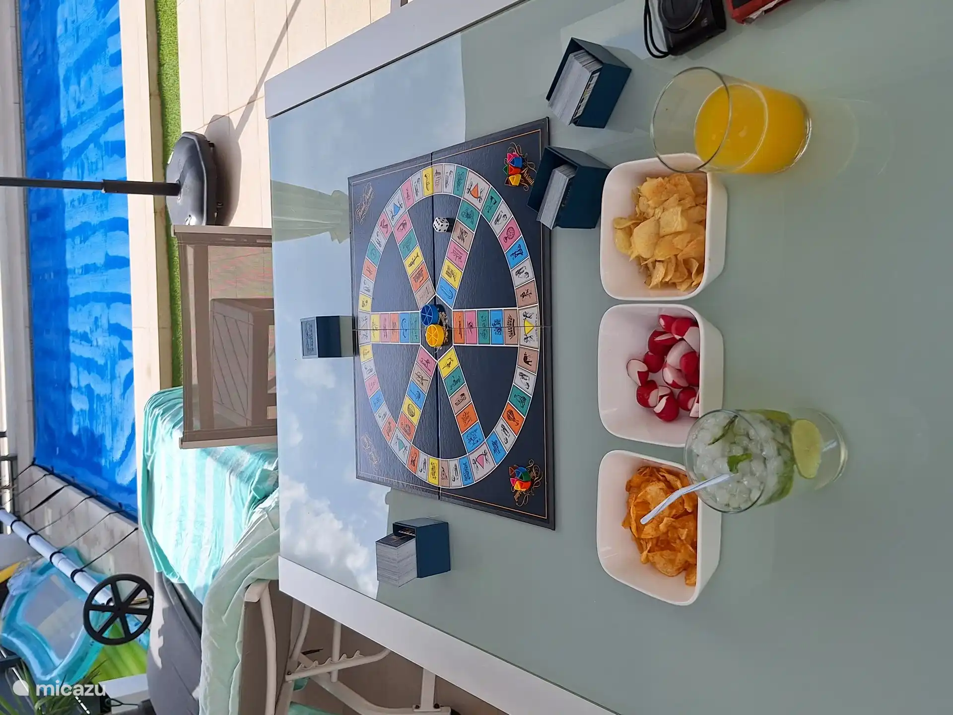 il y a plusieurs jeux de société disponibles pour le locataire, y compris rummicub, trivial pursuit, scrabble, stratego, monopoly, who is it, puzzles, bandes dessinées de Suske et Wiske et Jommeke, livres de lecture et bien plus encore