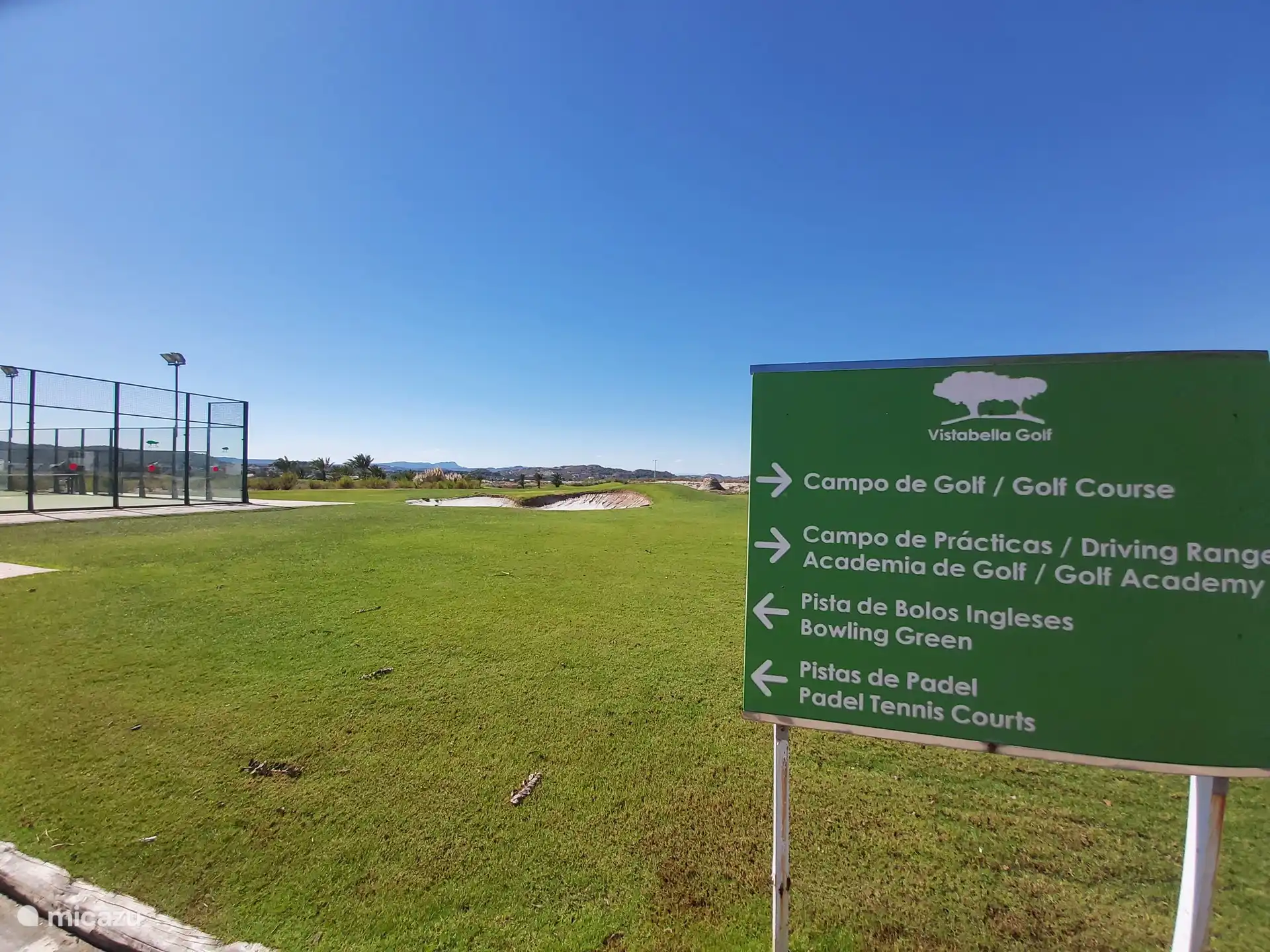 Terrains de golf, de tennis et de padel accessibles à pied ainsi qu’un magasin de fitness, l’abonnement coûte 40e par mois ou 15e par semaine et un accès illimité.