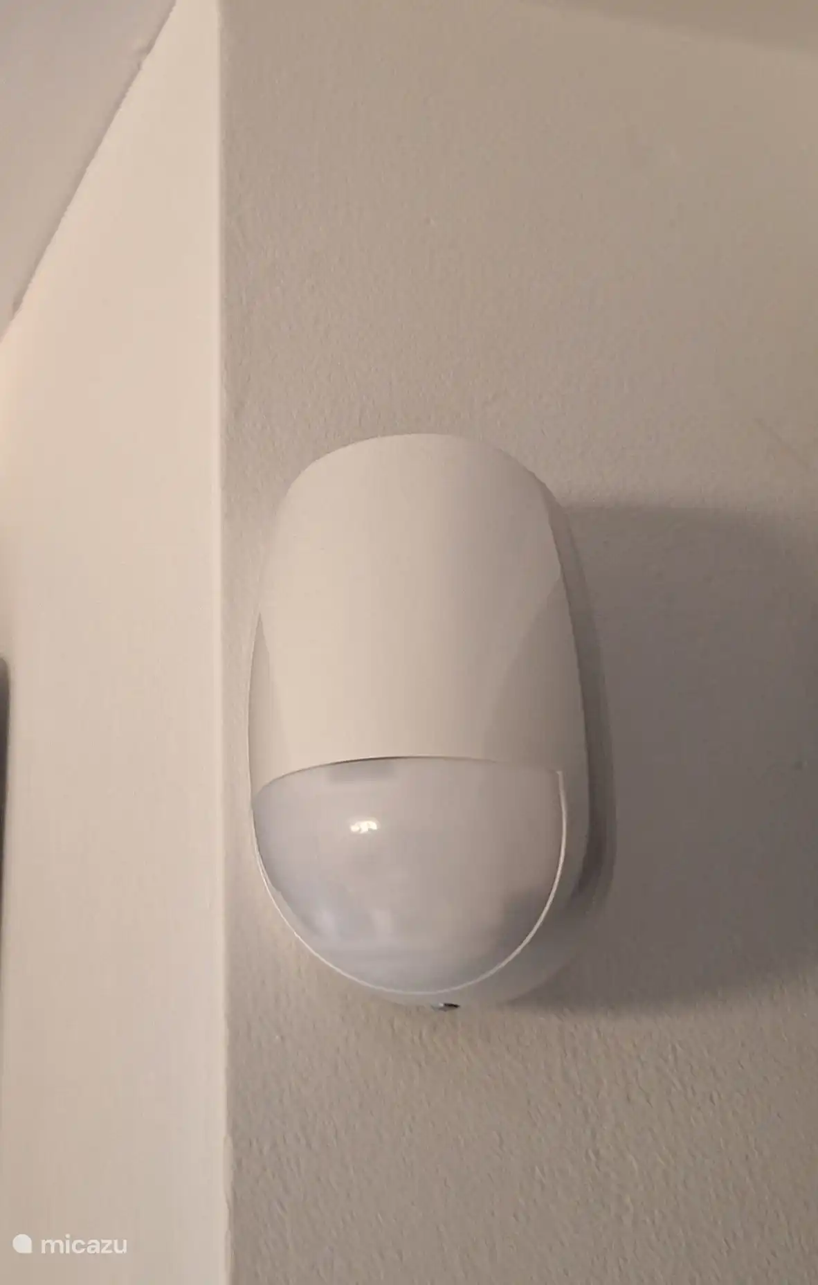 Alarme intérieure, vidéosurveillance dans l’allée, volets, goupilles de sécurité dans les cadres de fenêtres. Tout pour sécuriser la maison contre le cambriolage de vos biens et des miens.