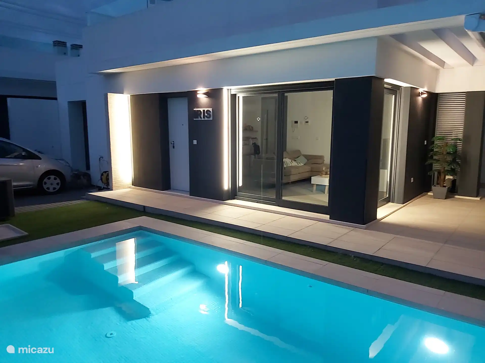 notre maison la nuit. 
Éclairage LED sur les fenêtres, éclairage dans la piscine avec télécommande.