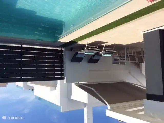 Vous préférez un endroit à l’ombre ? Ceci est également pris en charge grâce au toldo sur la terrasse inférieure et aussi 1 sur la terrasse sur le toit. 4 chaises longues avec d’épais coussins vous attendent. Des serviettes de plage peuvent être louées.