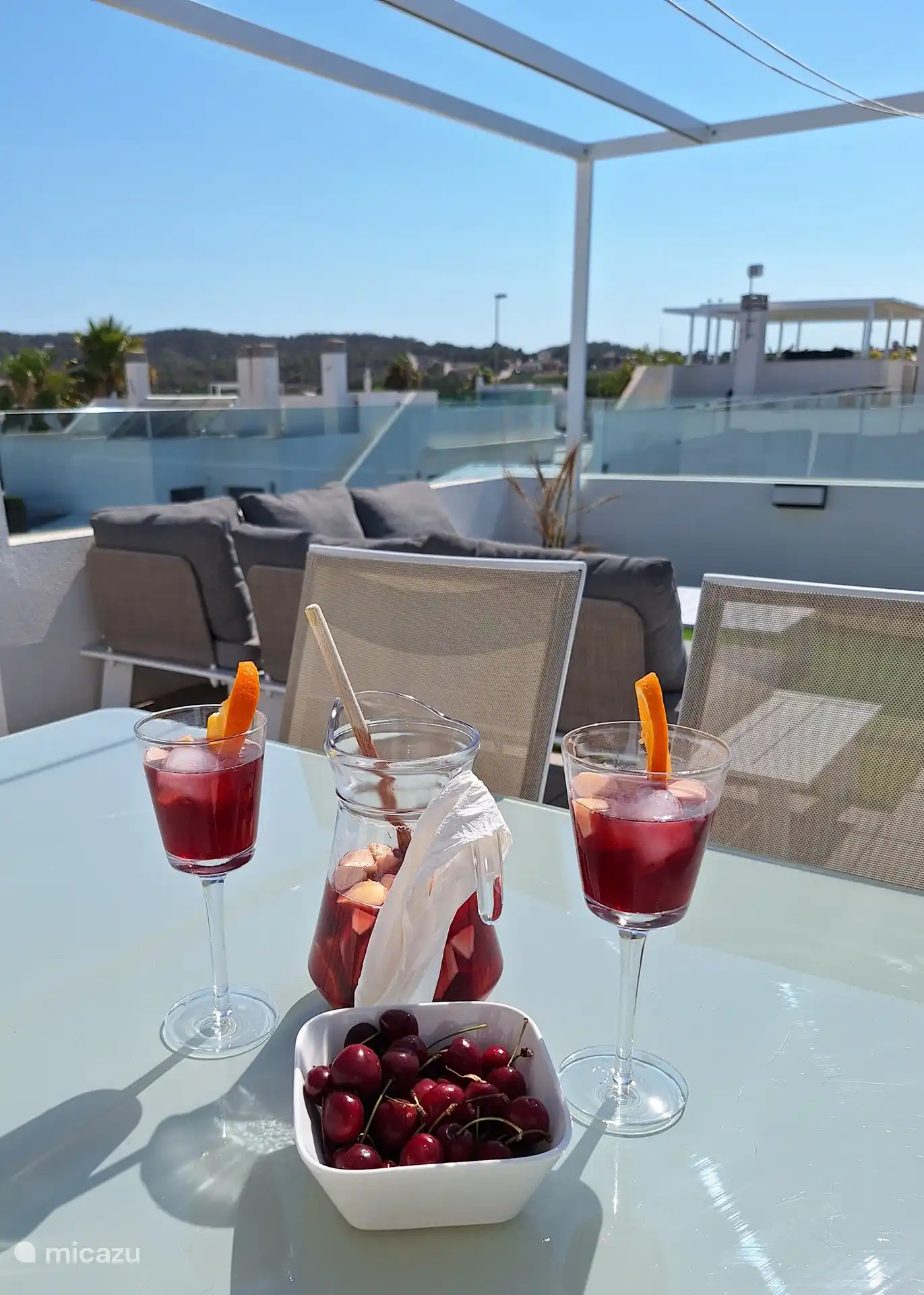 2ème table à manger sous un auvent rétractable sur le toit-terrasse