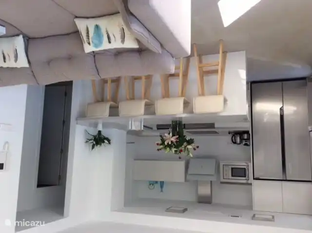 La cuisine est équipée d’un frigo américain avec congélateur, d’un lave-vaisselle de miele, d’une cafetière duo, d’un grille-pain, d’une machine à croque-monsieur, d’un mixeur, d’un cuisinier pour bébé ainsi que d’un seau à glace, voire d’un presse-agrumes pour livrer votre petit déjeuner bien-aimé au lit avec un jus fraîchement pressé.