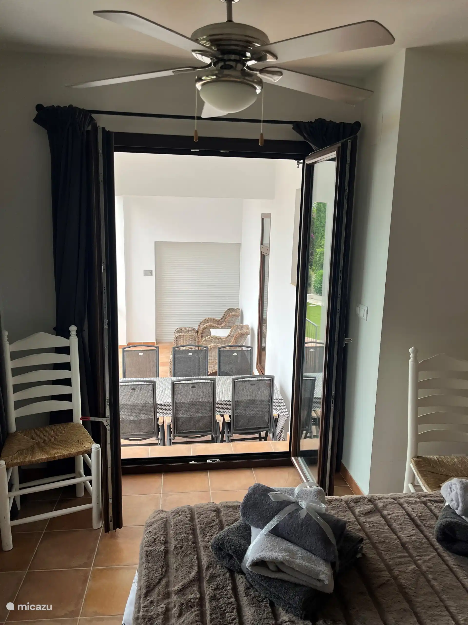 Chambre principale avec accès direct à la terrasse du rez-de-chaussée et à la piscine