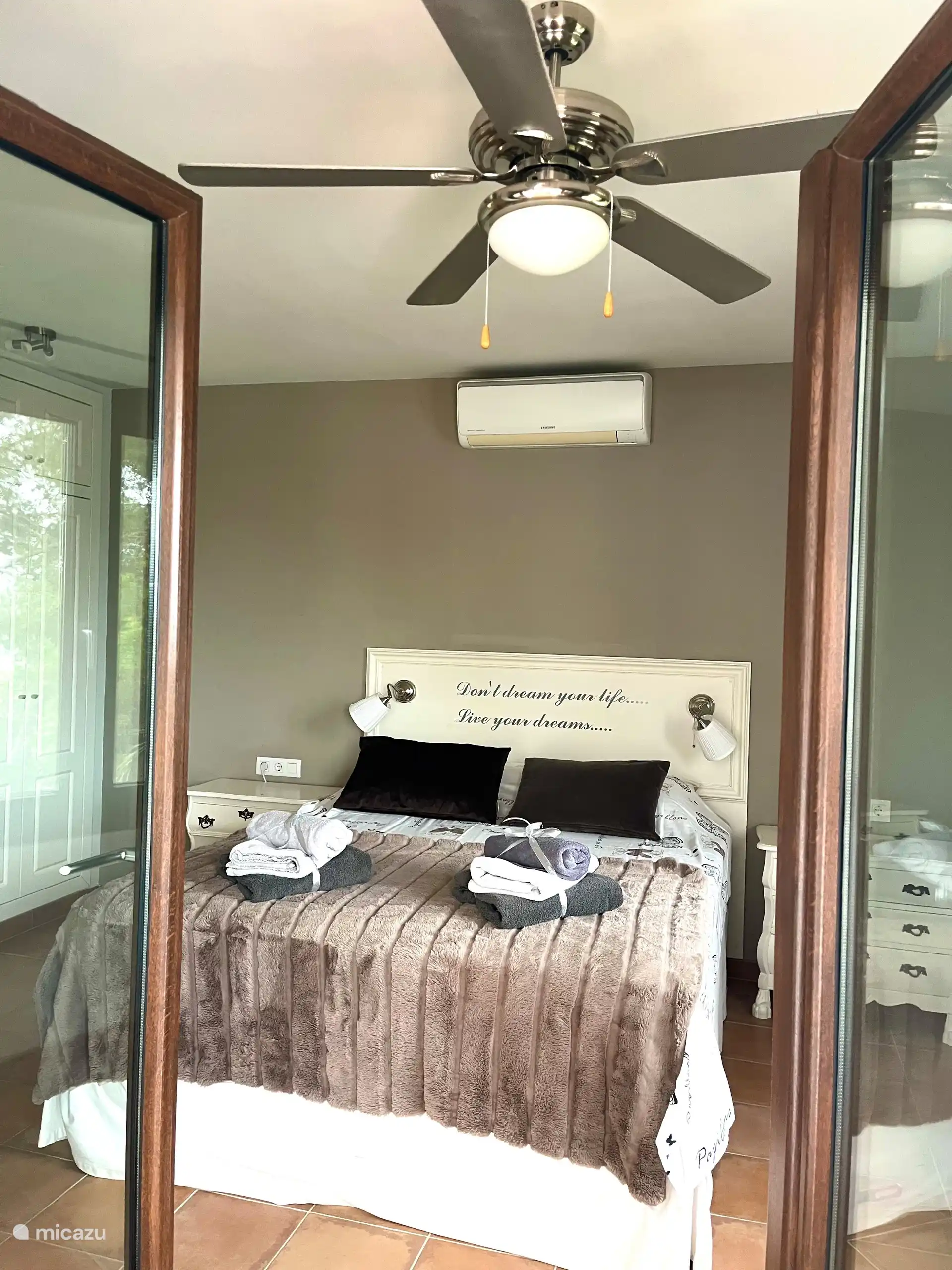 Chambre principale avec portes-fenêtres donnant sur la terrasse avec accès direct à la piscine