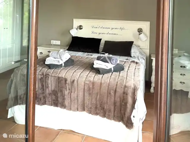 Villa Herrera en España, Costa Blanca, Moraira - villa Dormitorio principal con puertas que dan a la terraza con acceso directo a la piscina