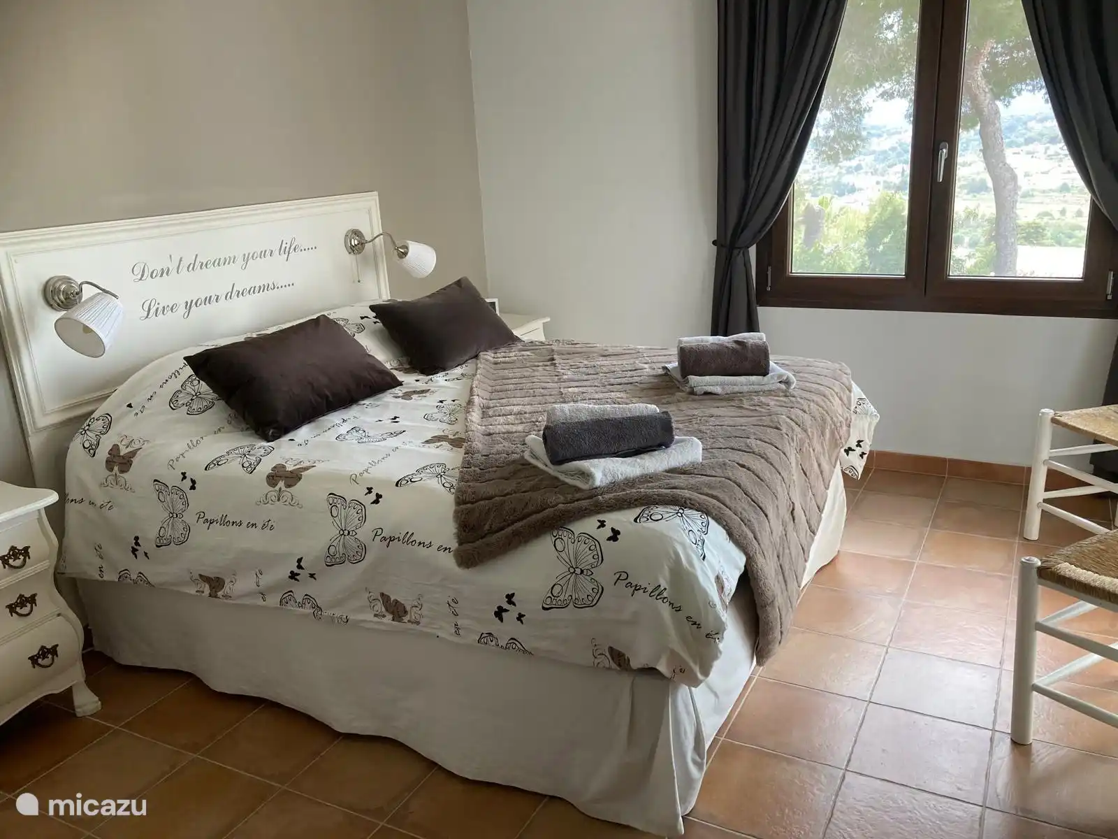 Chambre 1 : Chambre principale avec portes-fenêtres donnant directement sur la piscine