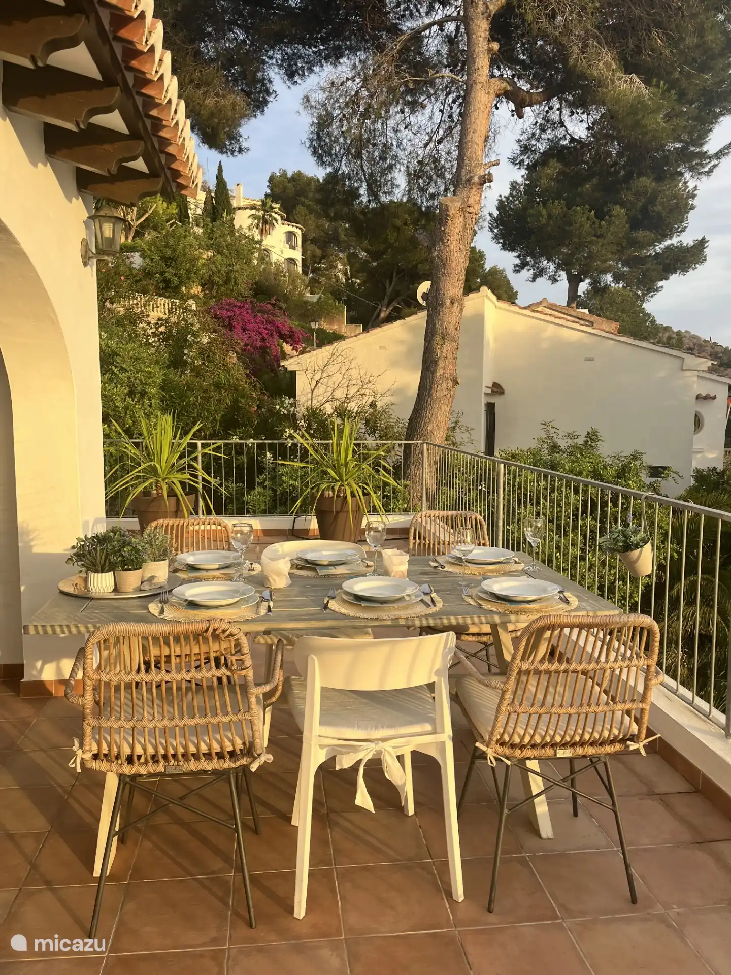 Délicieux repas sur la terrasse supérieure avec coucher de soleil