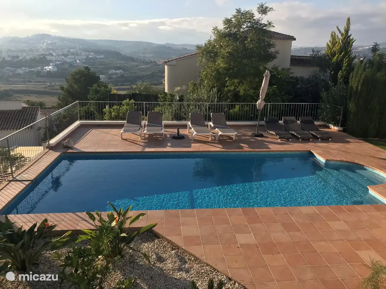 De jolis transats pour se détendre au bord de votre propre piscine