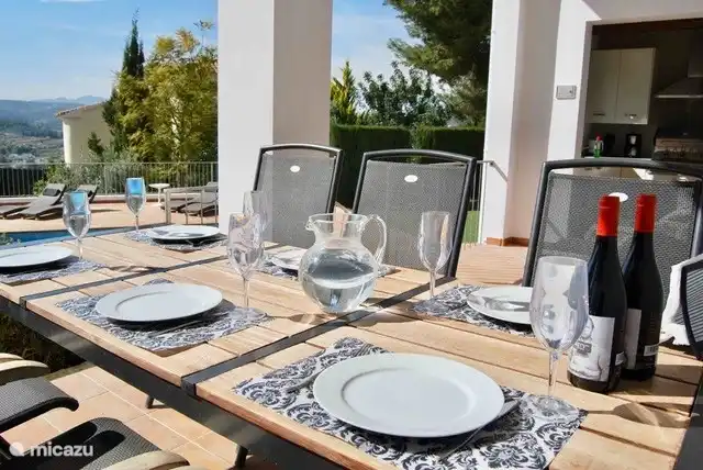 Coin repas en bas de la terrasse