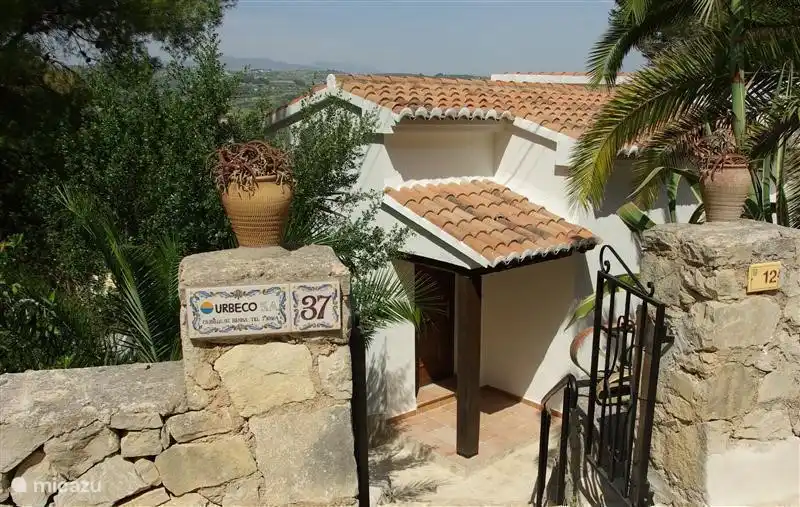 Entrée de la villa par les escaliers