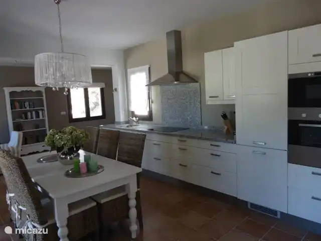 Villa Herrera en España, Costa Blanca, Moraira - villa La cocina con mesa de comedor de 6 puestos y cocina totalmente equipada.