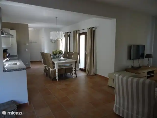 Villa Herrera en España, Costa Blanca, Moraira - villa Salón-cocina con comedor visto desde el otro lado.