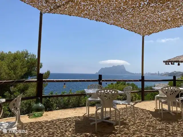 Xiringuito Olala - bar de la plage Calla Baladrar. Route côtière Moriara-Calpe
Délicieux cappuccino le matin, cocktail l'après-midi ou déjeuner/dîner.