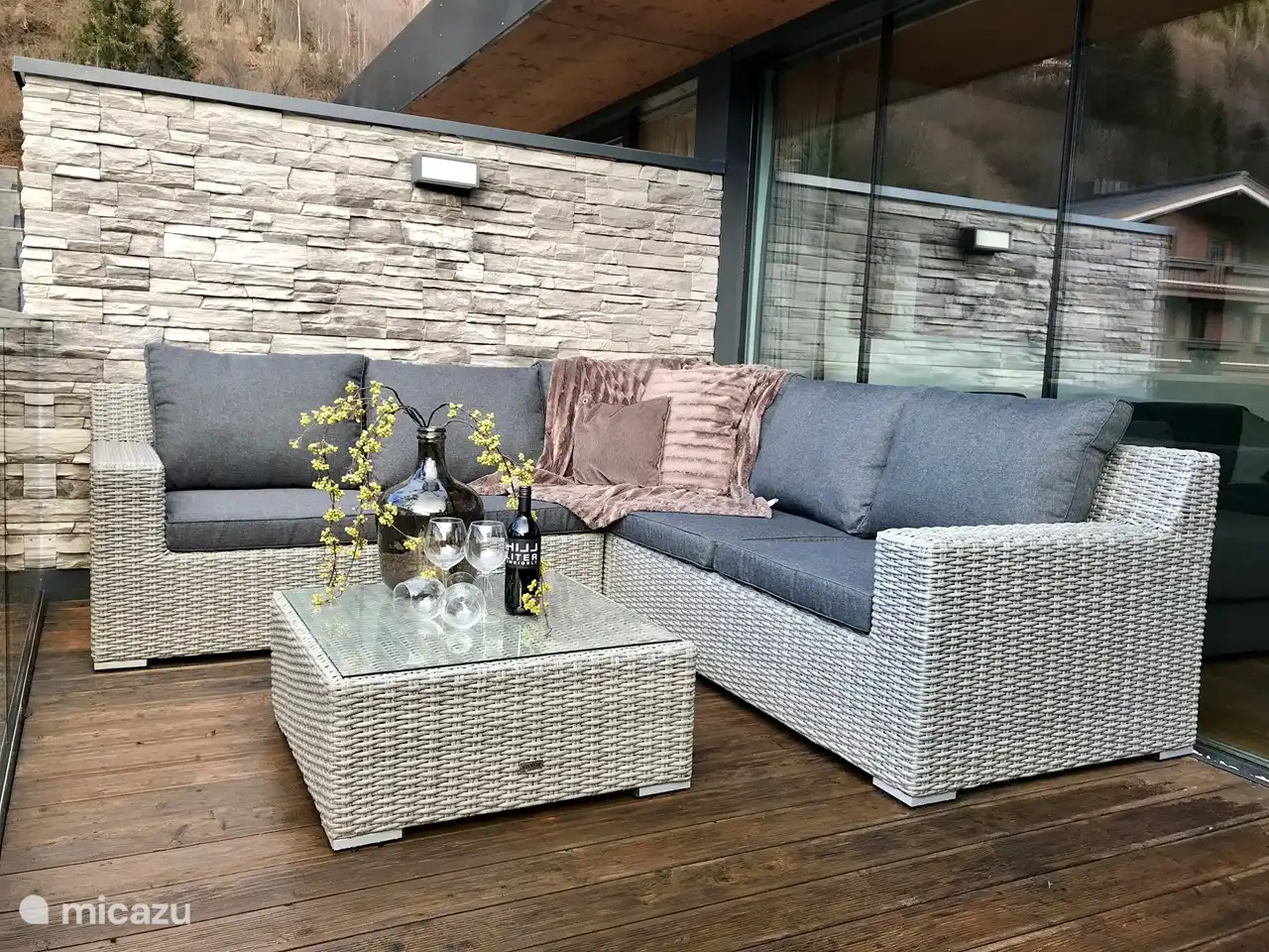 Die sonnige Terrasse im Südwesten mit luxuriösem Loungesofa