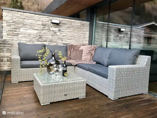 Résidence Neukirchen | Autriche, Salzburgerland, Neukirchen am Grossvenediger - appartement La terrasse ensoleillée au sud-ouest avec un luxueux canapé lounge