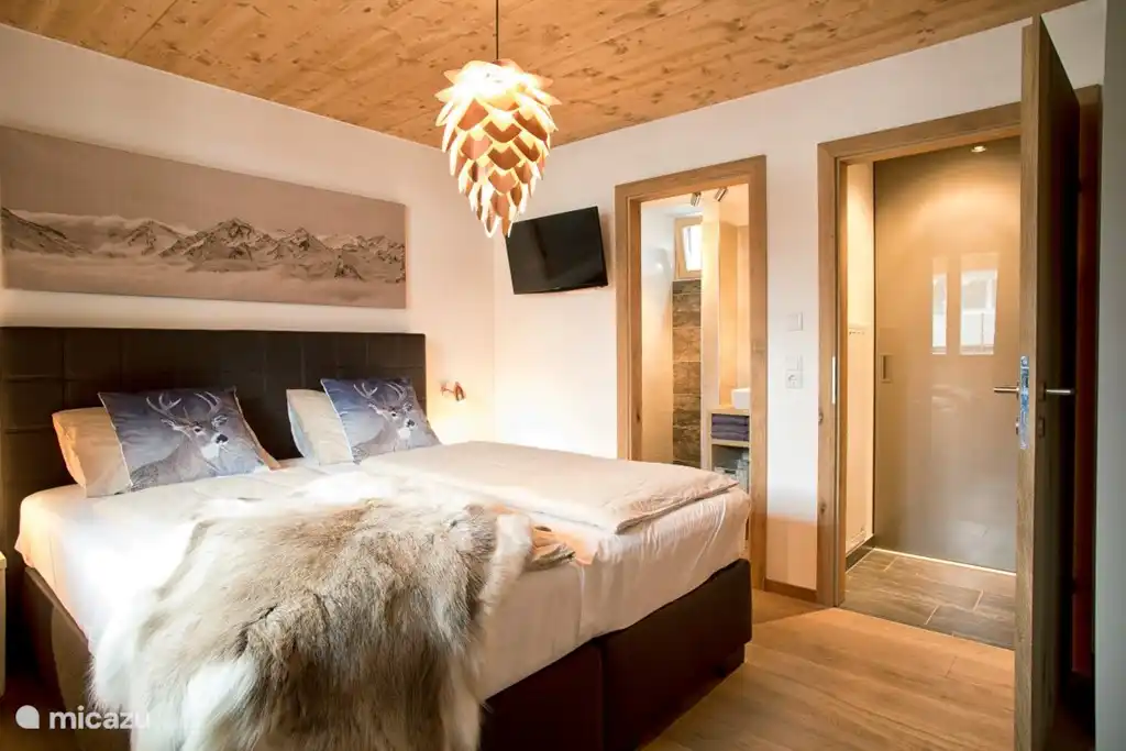 Master-Bett mit Fernseher und Badezimmer ensuite