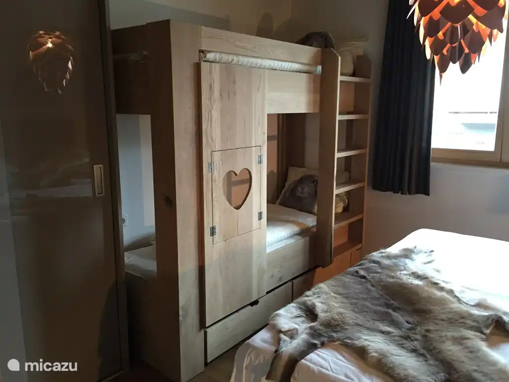 Robuste Eiche Etagenbett mit Klappläden, unter dem Bett zwei große Schubladen