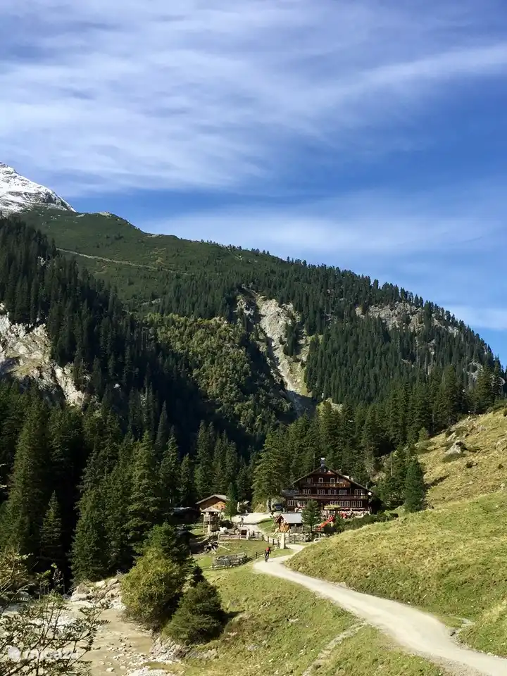 Berndlalm im Obersulzbachtal auf 1540 Metern Höhe, einen schönen Spaziergang oder mit einem elektrischen Mountainbike hinauf