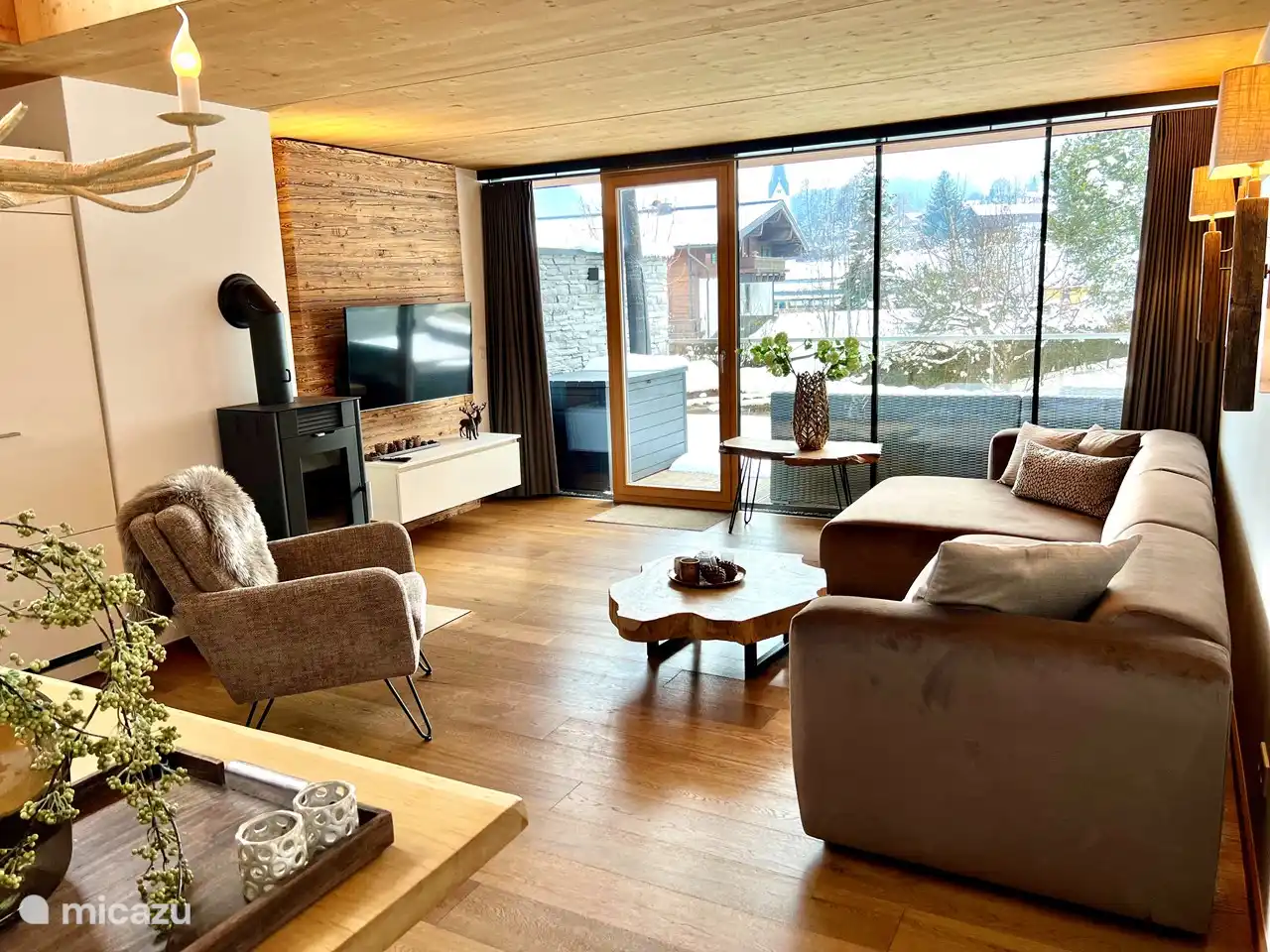 Wohnzimmer mit Holzofen