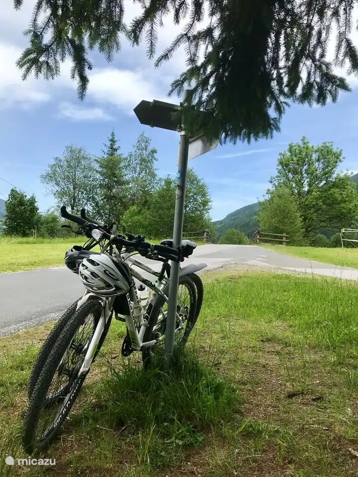 Folgen Sie mit dem Mountainbike auf schönen breiten Wegen nach Krimml den Schildern Tauernradweg. Der Tauernradweg verläuft von Krimml bis nach Zell am See, ist einfach, ohne nennenswerten Höhenunterschied. Durch alle Dörfer im Oberpinzgau.
