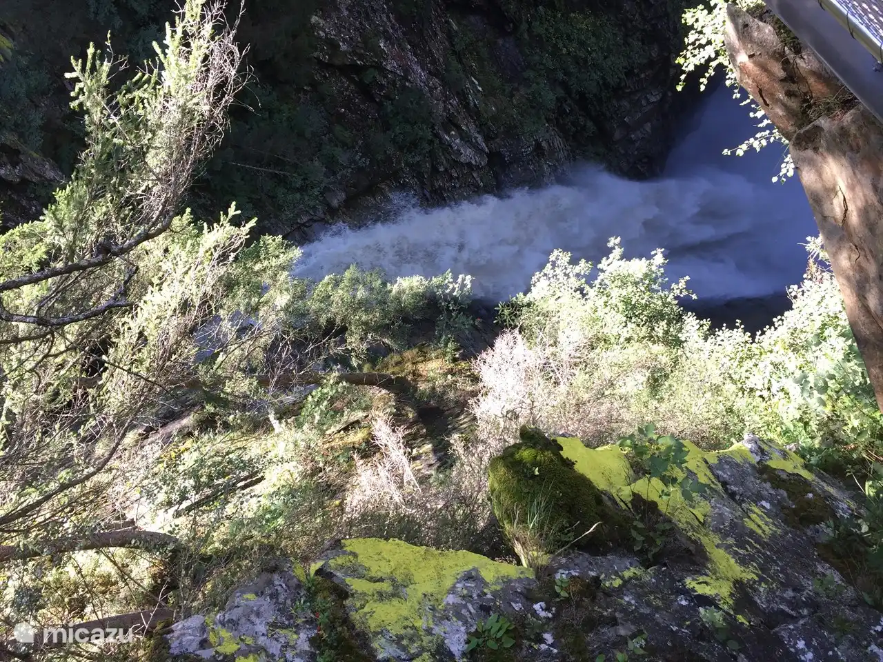 Im Untersulzbachtal schöner Wasserfall, um den man klettern / wandern kann. Nach dem Wasserfall kann man noch weiter ins schöne Tal laufen.
