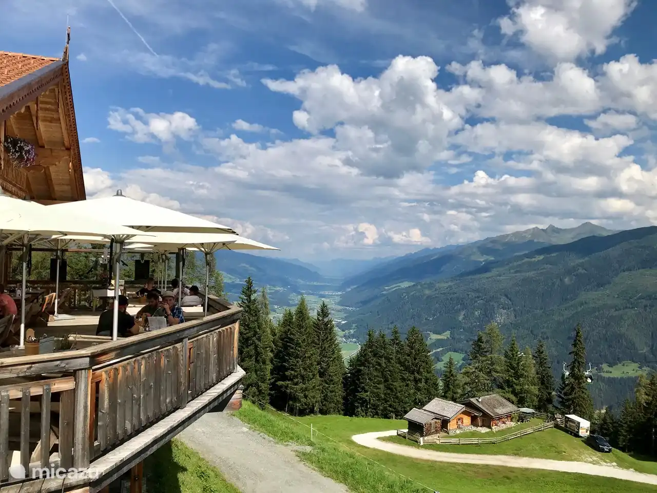 Vierlauchenhütte, am Mittelstation der Smaragdbahn, auf 1570 m Höhe. Die Vierlauchenhütte ist eine authentische Skihütte mit Terrasse und sehr guten regionalen Spezialitäten. Die Aussicht auf den Pinzgau ist atemberaubend.