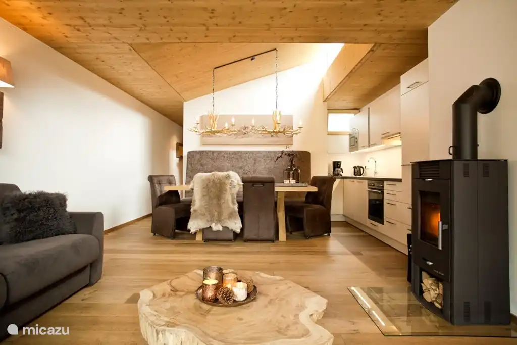 Essbereich mit Tisch, Luxus-Esscouch (4 Personen) und 4 Esszimmerstühle