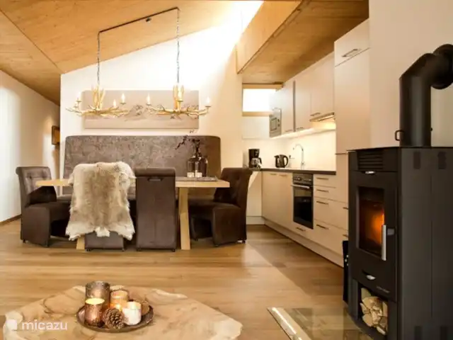 Résidence Neukirchen | Autriche, Salzburgerland, Neukirchen am Grossvenediger - appartement Salle à manger avec table en tronc d'arbre, banc de salle à manger de luxe (4 personnes) et 4 chaises de salle à manger
