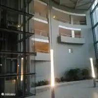 Die Lobby des Eingangs des Apartmentkomplexes