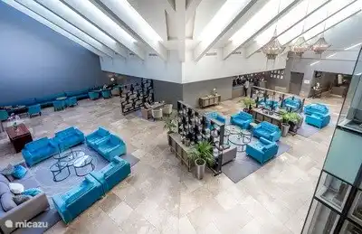 Die Lobby des angrenzenden Hotels, von innen zugänglich. Wo sich auch ein Restaurant, eine Bar und ein Swimmingpool für die Gäste der Wohnung befinden.