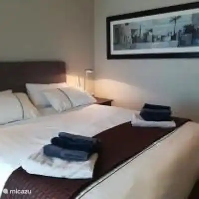 Das Hauptschlafzimmer mit eigenem Bad.