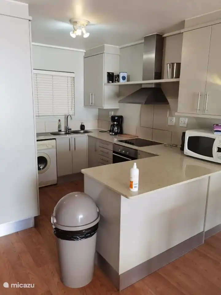 Vollständig eingerichtete und ausgestattete Küche